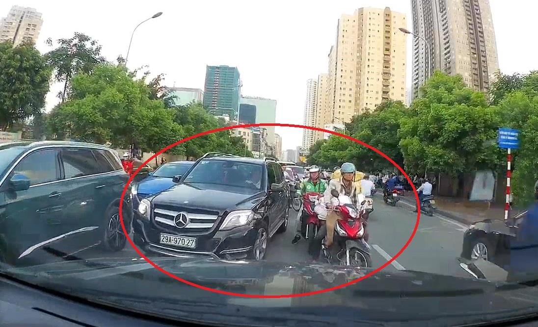 Tai xe cung ran ep hang loat oto, xe may chay ve dung lan hinh anh