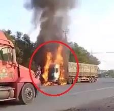 Xe tai keo le xe may duoi gam, boc chay ngun ngut hinh anh