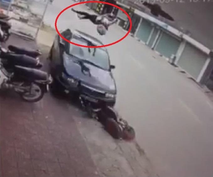 Co gai di xe dap dien bi oto huc bay len khong trung hinh anh