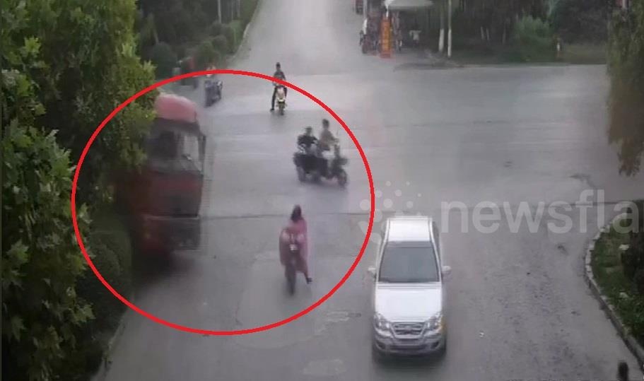 Dam dong dao cat cuu nguoi phu nu bi xe cho cat lat trung hinh anh