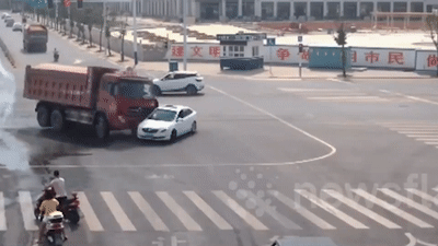 Re khong quan sat, xe con suyt bi xe ben de bep o TQ hinh anh