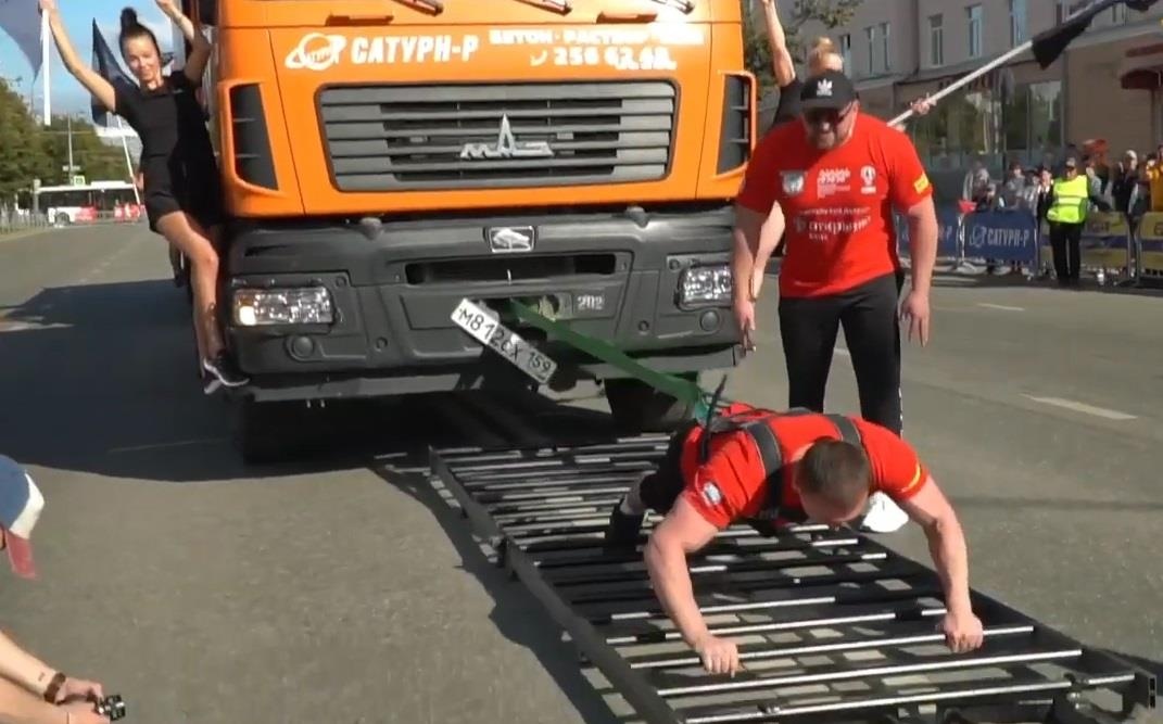 Luc si nguoi Nga di chuyen co xe nang 30 tan hinh anh