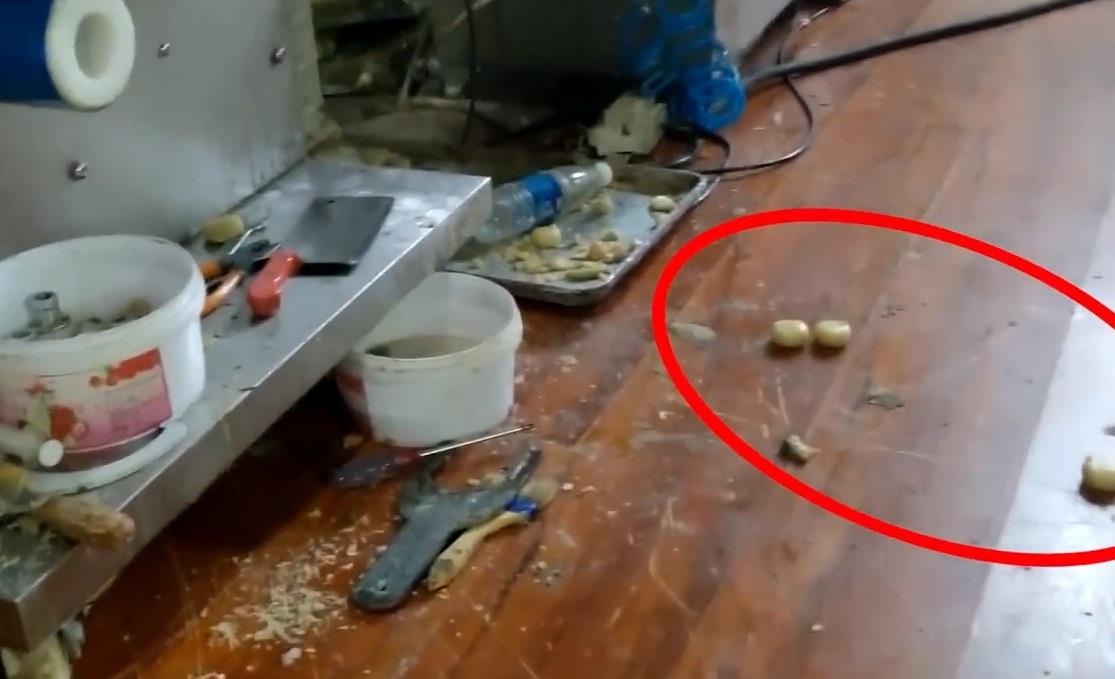 Hinh anh dang so trong xuong lam banh Trung thu o Trung Quoc hinh anh