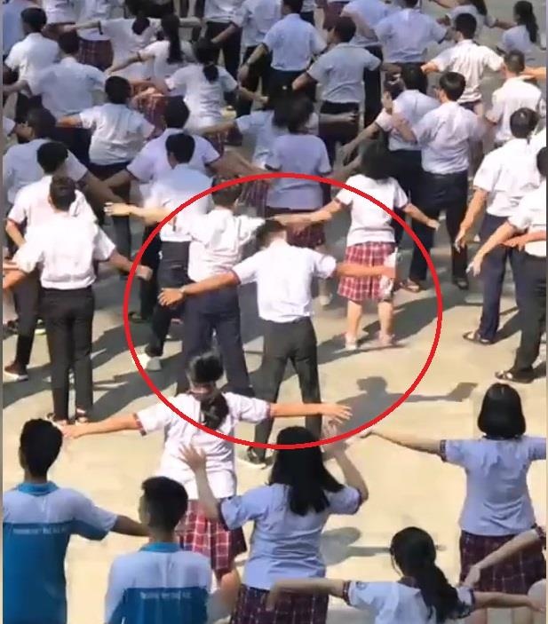 Nam sinh vua tap the duc, vua tranh thu on bai tren san truong hinh anh