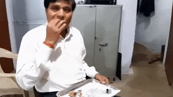 Nguoi dan ong An Do nghien an manh vo thuy tinh trong hon 40 nam hinh anh