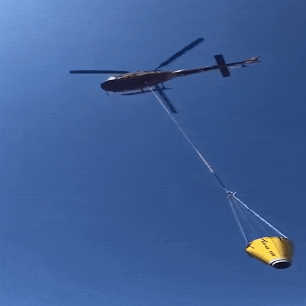 Linh cuu hoa lay nuoc tu ho boi dap tat vu chay tren nui o Australia hinh anh