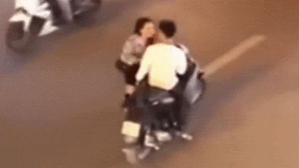 Doi nam nu gay nao loan vi cai nhau giua duong dong xe qua lai hinh anh