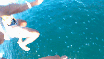 Hai thanh nien hoang hot khi roi xuong vung nuoc day sua bien hinh anh