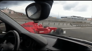 Xe dua F1 lao vun vut tren duong cao toc o CH Sec hinh anh