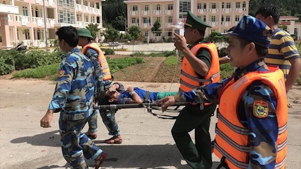 Nhieu ngu dan ngo doc ca noc khi di bien hinh anh