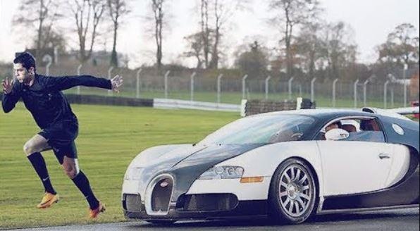 Ronaldo tap chay dua voi xe hoi tu nho de cai thien toc do hinh anh