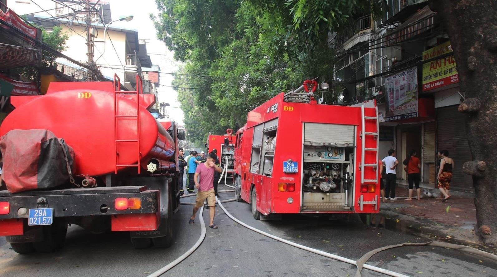 Lua vay cua hang noi that o Ha Noi hinh anh