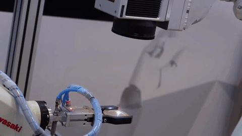 Khach san dat nhat Trung Quoc dung robot dieu khac tien cho khach hinh anh