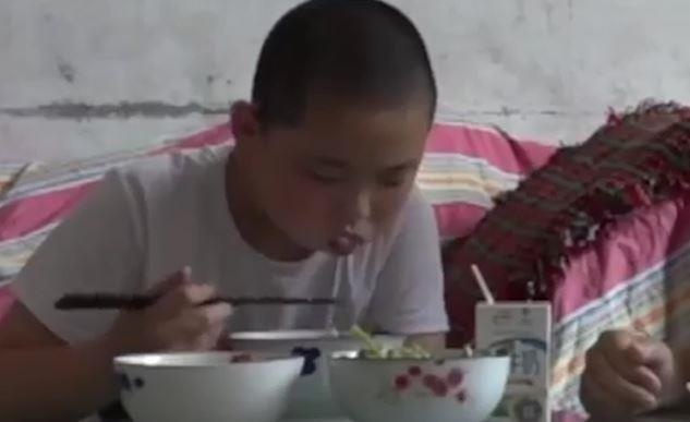 Cau be tang 18 kg trong 3 thang de hien tuy cuu cha o Trung Quoc hinh anh