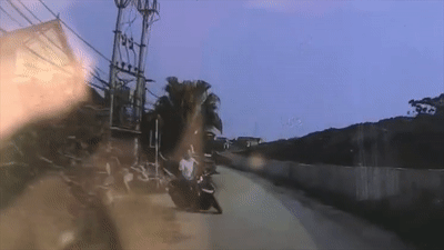 Xe may nga truoc dau oto, may man thoat chet hinh anh