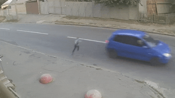 Cau be may man thoat chet du bi oto dam vang xa hinh anh