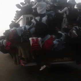 Hang chuc hoc sinh An Do leo len noc xe buyt dang di chuyen hinh anh