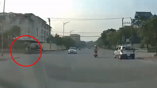 Lao qua nga tu, xe may dam vao oto do chien si canh sat cam lai hinh anh