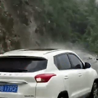 Canh sat lon tieng canh bao tai xe lui kip luc giup oto thoat nan hinh anh