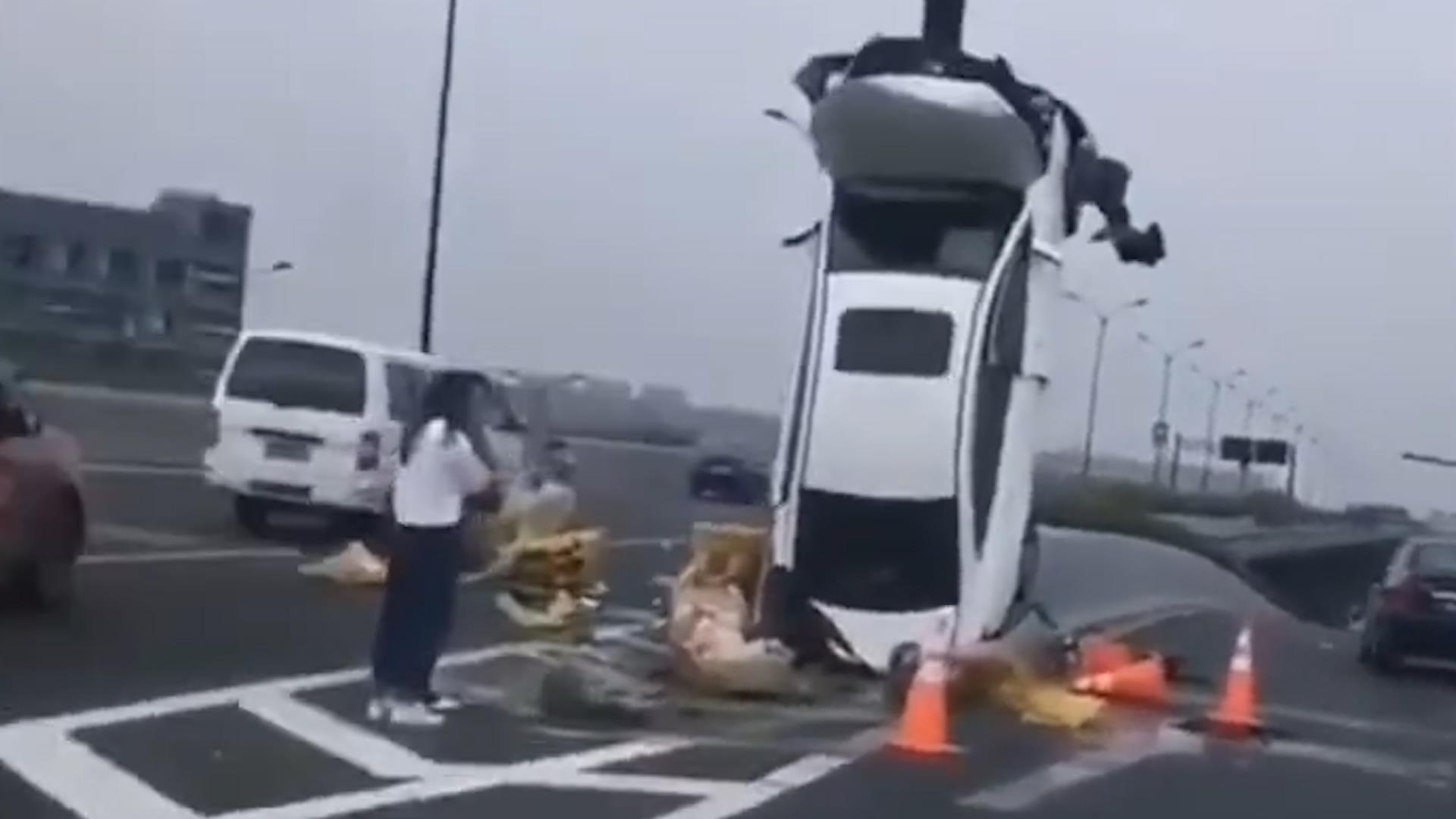 Nu tai xe dam cot bien bao khien xe dung thang dung hinh anh