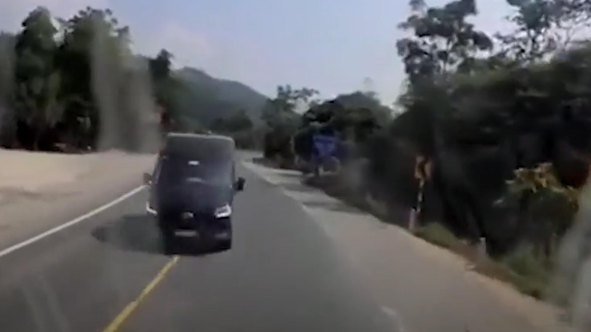 Xe khach lan lan dam vao xe container, tai xe nhap vien hinh anh