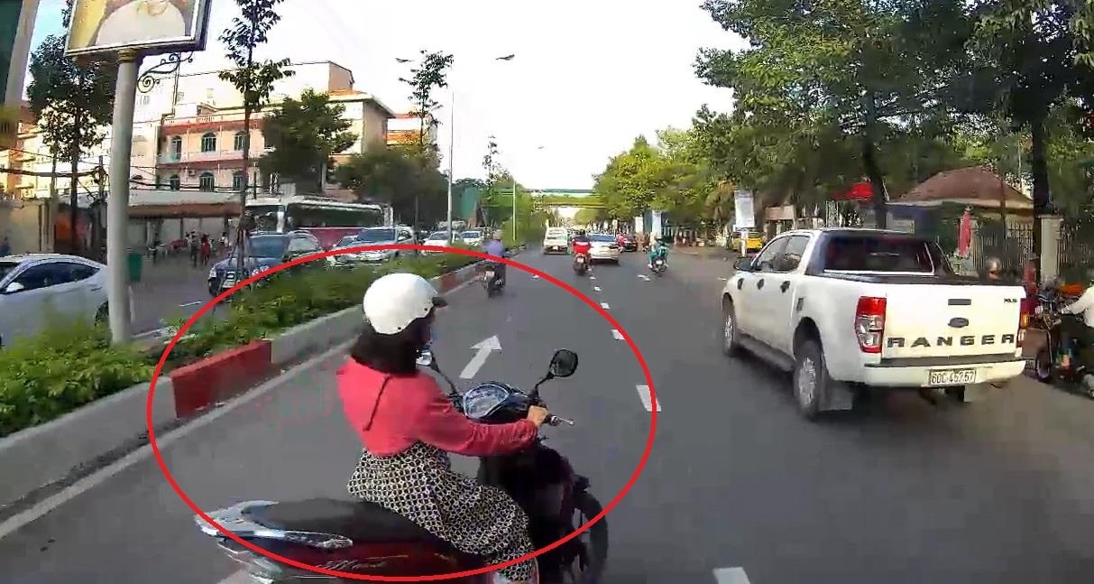 Tai xe suyt gap hoa khi nguoi phu nu lai xe may lao ra truoc dau oto hinh anh