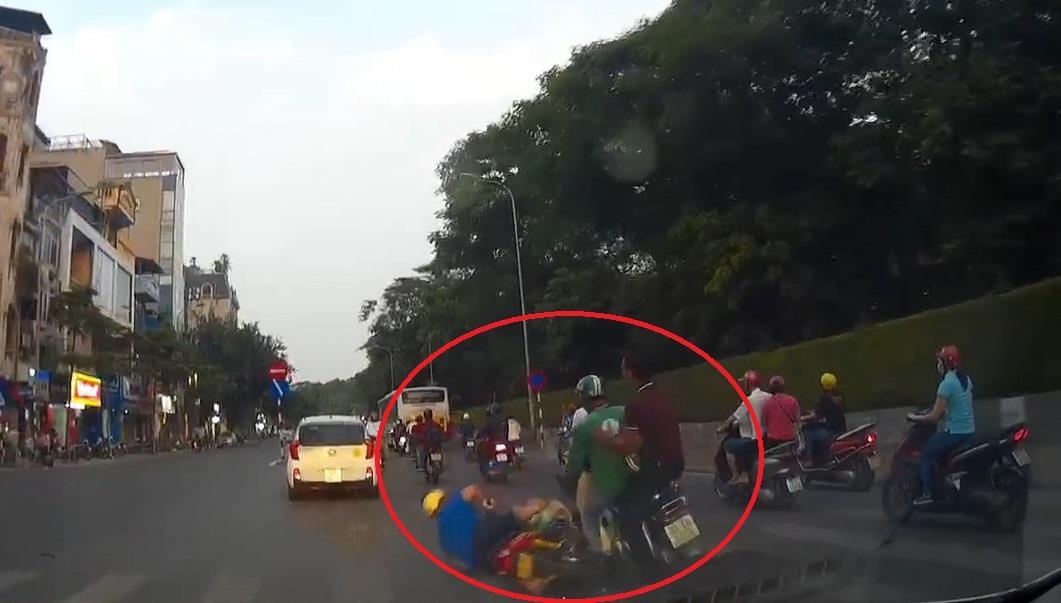 Tai xe danh lai gap tranh xe may nga truoc dau oto hinh anh