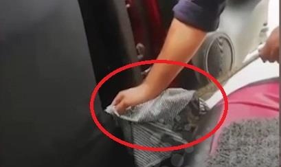 Hoang hon phat hien tran 'lan tron' trong oto hinh anh