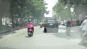 2 xe may va quet nhau tren duong do lan lan, vuot au hinh anh