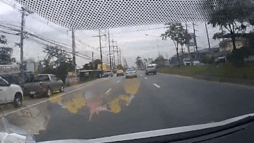 Mat lai, xe ban tai leo qua dai phan cach va vao oto khac hinh anh