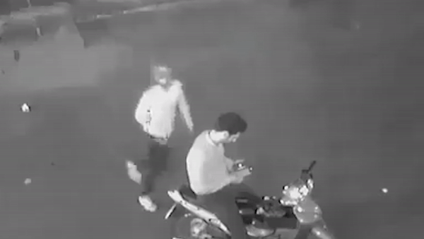 Giat dien thoai khong thanh, ke cuop rut dao doa ong Tay hinh anh