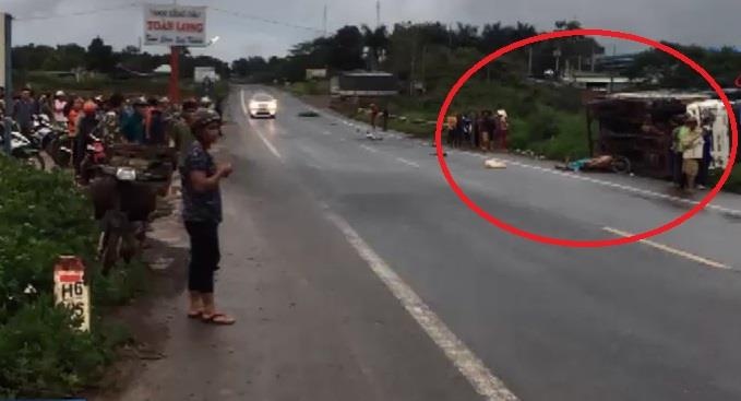 Oto tai tong xe may cho 3 cha con, 2 nguoi tu vong hinh anh