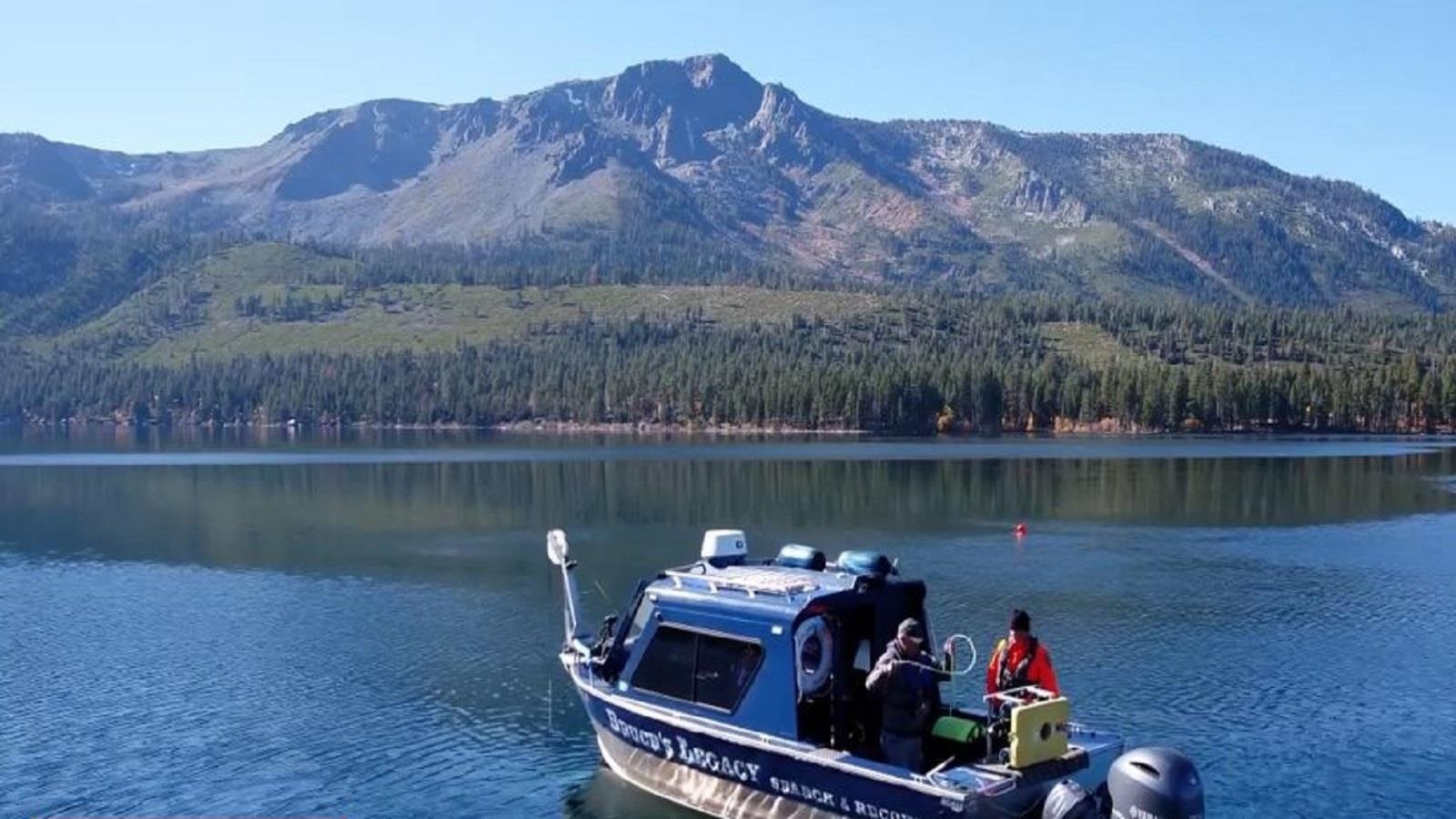 Nguoi dan ong vot thi the tren song o Nepal hinh anh