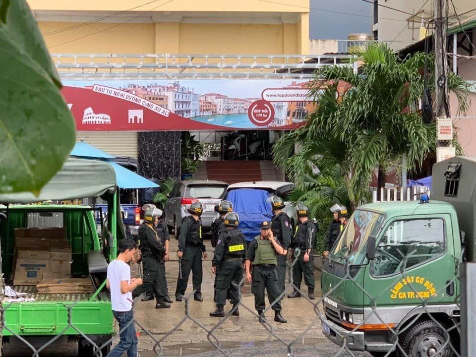 Canh sat kham xet tru so, bat lanh dao Dia oc Alibaba hinh anh