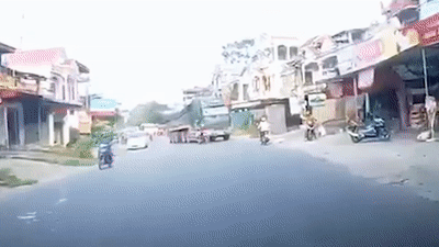 Tai xe container phanh chay duong tranh xe may sang duong bat can hinh anh