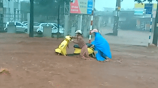 Duong pho Buon Ma Thuot bien thanh thac nuoc sau mua lon hinh anh