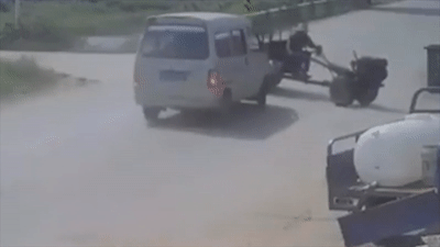 Tai xe van om chat tay lai sau khi xe bi tach doi o Trung Quoc hinh anh