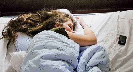 75% nguoi Viet vua thuc day la cam dien thoai hinh anh