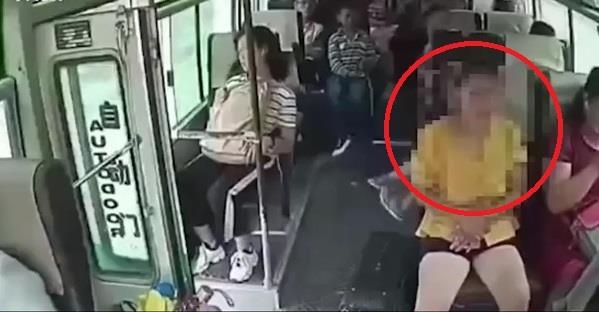 Nhay ra khoi xe bus dang chay, nu hanh khach TQ tu vong tai cho hinh anh