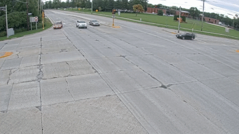 Vuot den do, hai oto lao vao nhau o My hinh anh