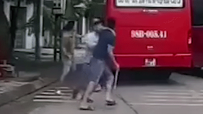 Tai xe cung phu xe 'hon chien' giua duong hinh anh