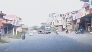 Tai xe xe tai phanh 'chay lop' khi bi nguoi phu nu chay xe may tat dau hinh anh