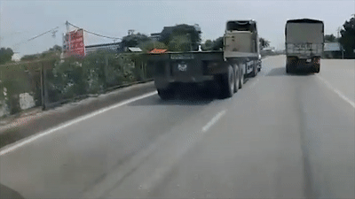 Tai xe container phanh chay lop tranh xe may chay nguoc chieu hinh anh