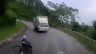 Vuot xe container, xe may lao thang vao gam xe tai hinh anh