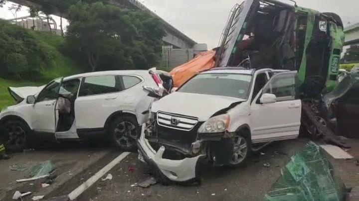 Hang chuc oto tong nhau tren cao toc o Dai Loan hinh anh