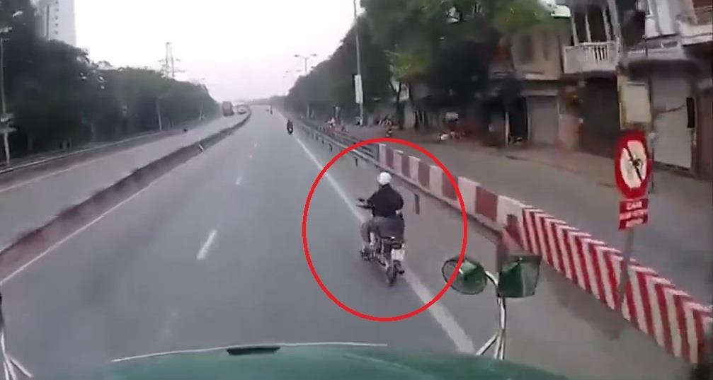 Xe may suyt bi xe dau keo dam phai do di sai lan duong hinh anh