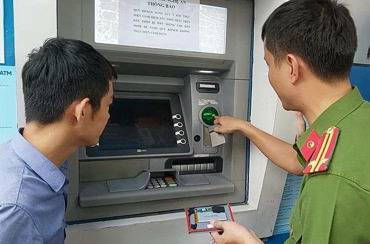 Thu doan rut trom tien tu cay ATM cua nhom nguoi Trung Quoc hinh anh