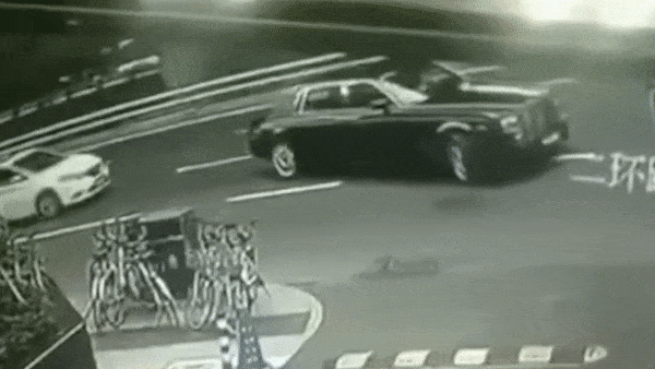 Shipper phai den hon 3 ty dong vi tong vao sieu xe Rolls-Royce hinh anh