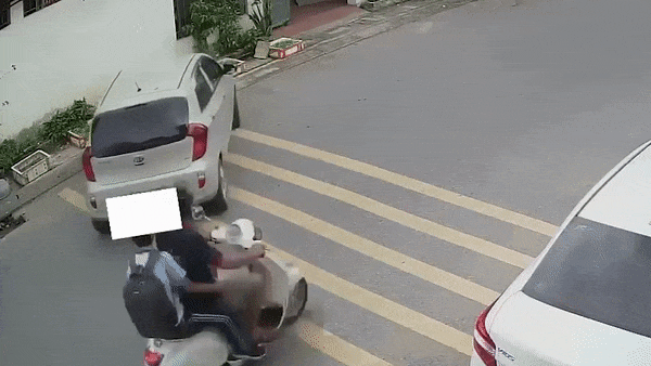 Nu tai xe quen keo phanh tay, oto tu do troi ra giua duong hinh anh