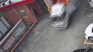 Tai xe nhanh tri lai xe tai dang boc chay vao tram cuu hoa hinh anh